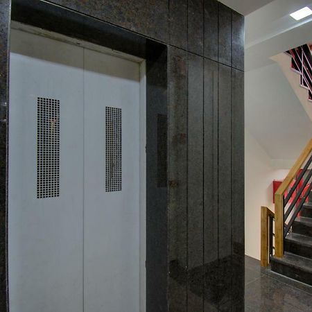 Hotel Amisha International Surat Exterior foto