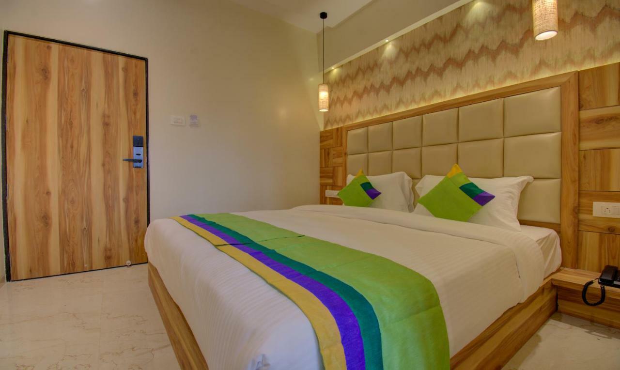 Hotel Amisha International Surat Exterior foto