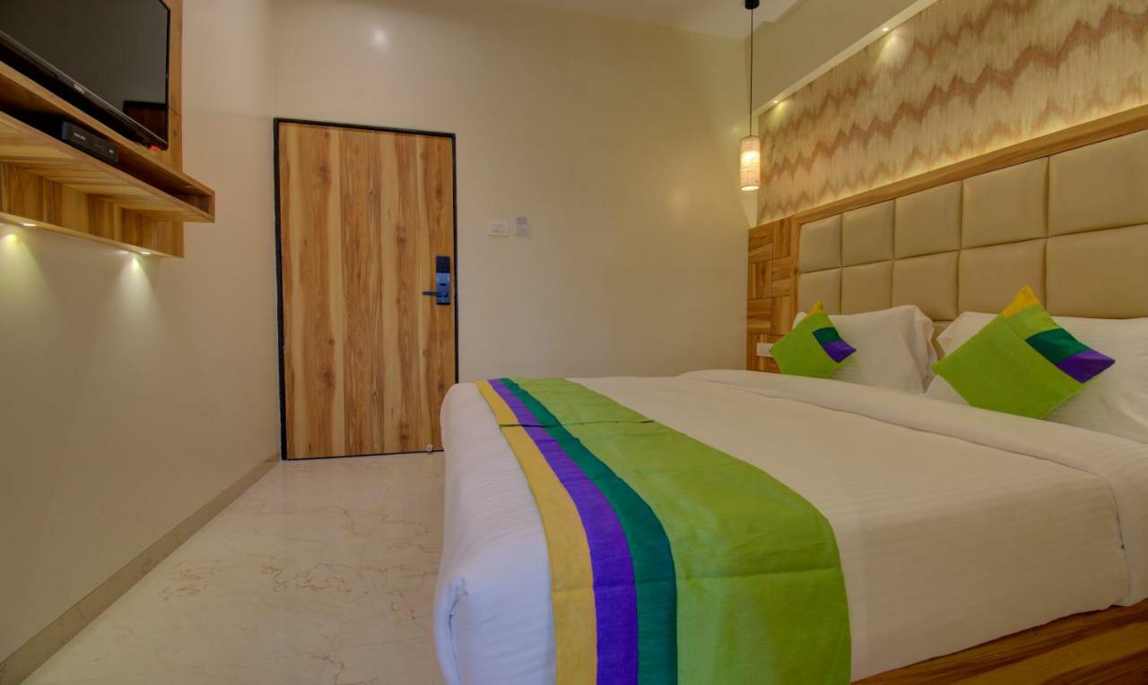 Hotel Amisha International Surat Exterior foto