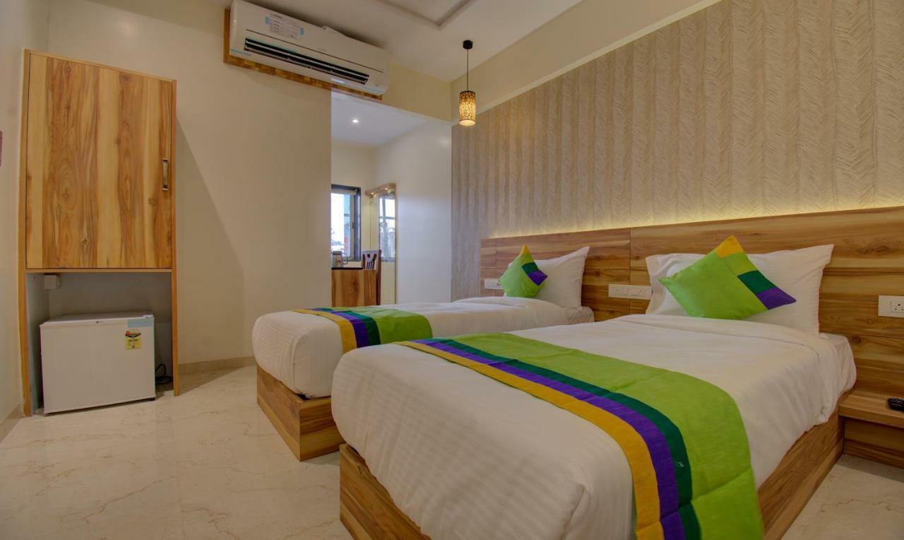 Hotel Amisha International Surat Exterior foto