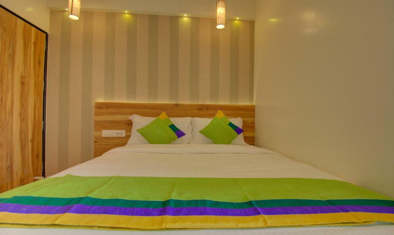 Hotel Amisha International Surat Exterior foto