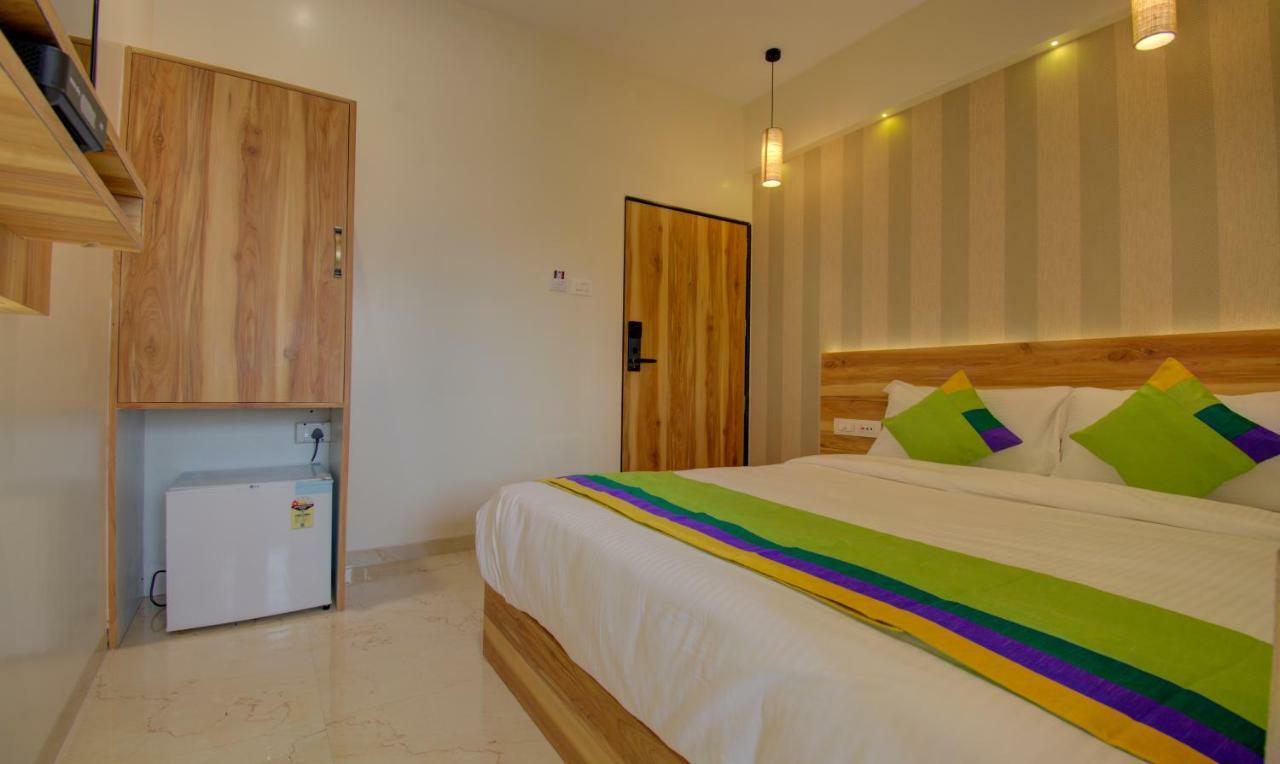 Hotel Amisha International Surat Exterior foto