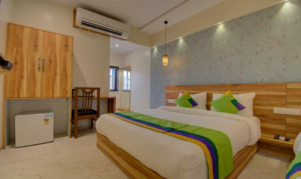Hotel Amisha International Surat Exterior foto
