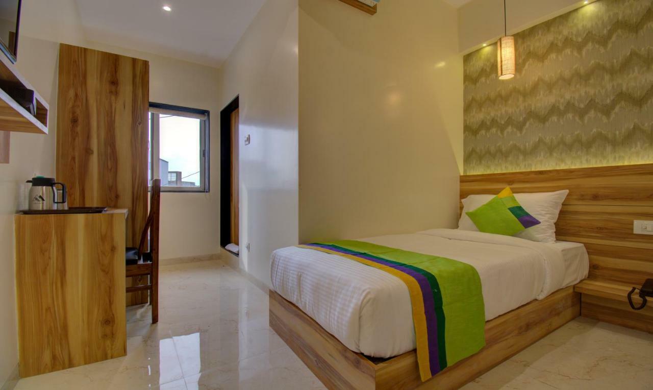 Hotel Amisha International Surat Exterior foto
